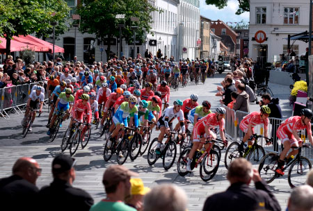 Billede af en masse cykelryttere som kører Tour de France.