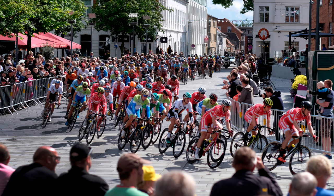Billede af en masse cykelryttere som kører Tour de France.