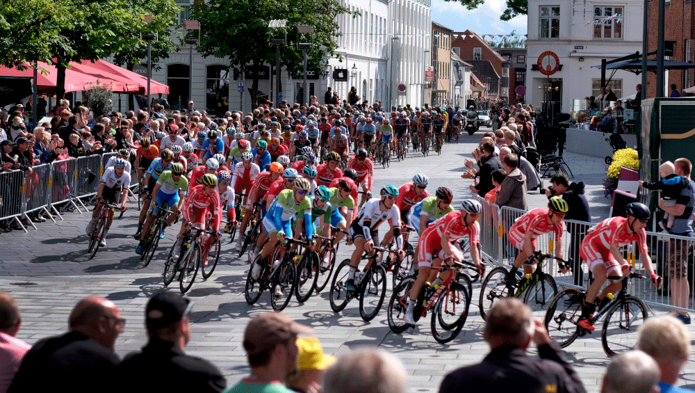 Billede af en masse cykelryttere som kører Tour de France.