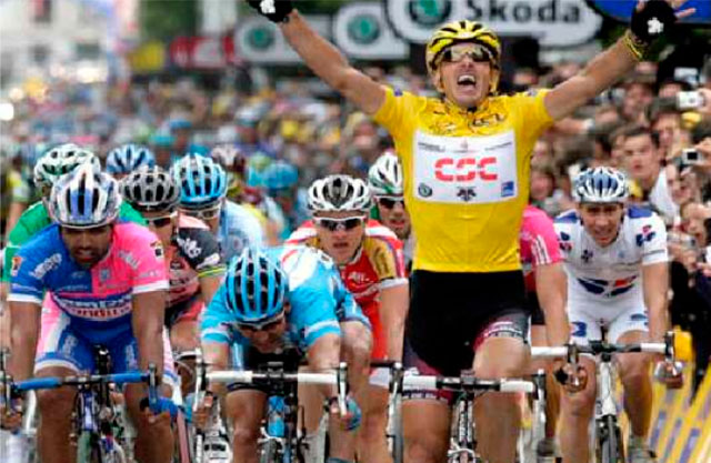 Her vinder Brian mesterskabet. Han bragede den over målstregen med 200 km/t, han susede faktisk så hurtigt at han cykel tog skade, heldigvis først efter ankomst til målet.