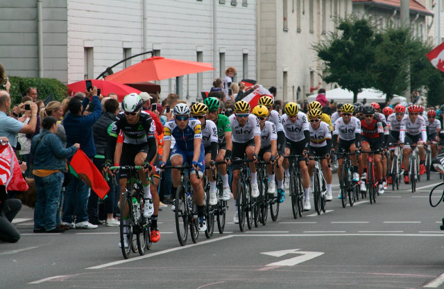 Cykelryttere har massere af fart på, så aerodynamikken er en vigtig del. De sidder derfor længe i en skrympet tilstand for at få lidt mindre vindmodstand.